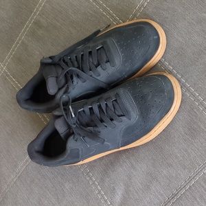 Black/wheat Nikes. Size 9